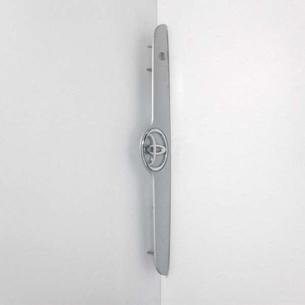 Aplique Da Tampa Traseira Toyota Corolla 2008 Sku 37106 Prateado