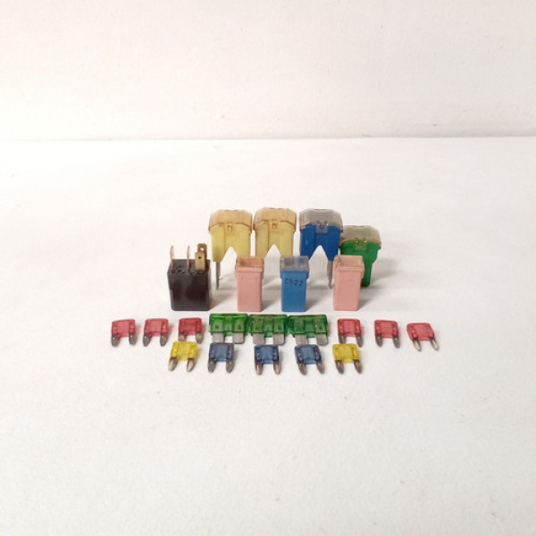 Kit De Fusíveis Mitsubishi Pajero Io 2001 Cód 60422